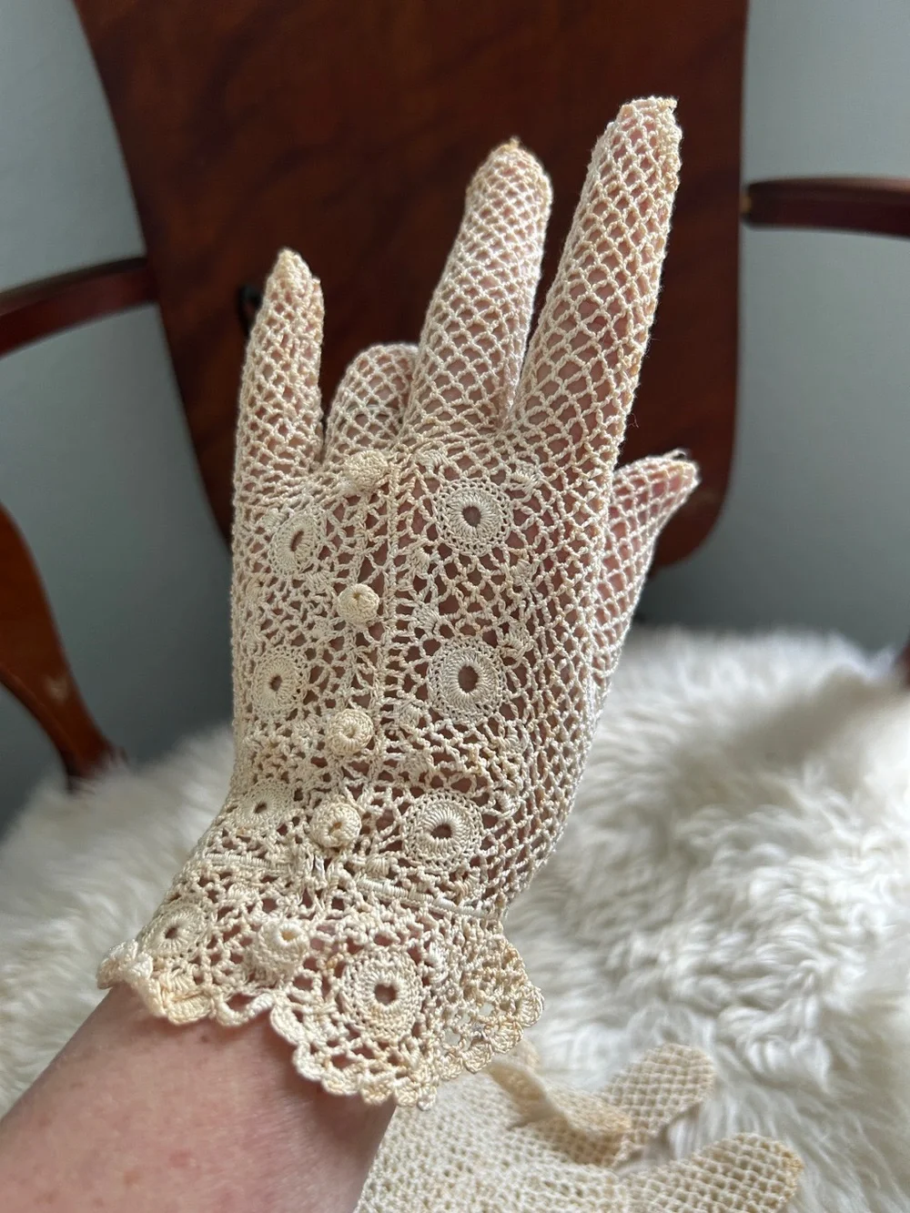 Vintage handmade Crochet Lace Ladies Gloves in Beige